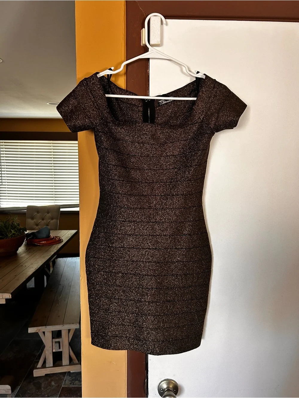 GUESS Gold Metallic Bodycon Mini Dress Size 2 Off Shoulder Party Cocktail Dre - Picture 8 of 9
